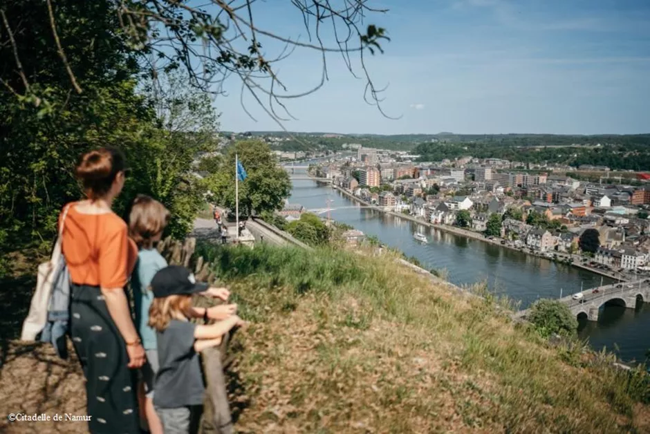 Famille observant la vue sur la ville de Namur depuis la Citadelle